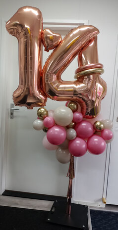 Staander met cijfer ballondecoraties