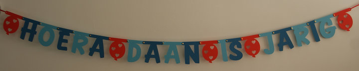 Naamslinger verjaardag in lettertype Pooh met tussenstukjes Naamslinger verjaardag in lettertype Pooh met tussenstukjes