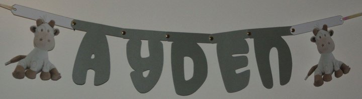Naamslinger, lettertype Sesamstraat met speciaal gemaakte tussenstukjes Naamslinger, lettertype Sesamstraat met speciaal gemaakte tussenstukjes