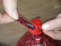 Folieballon op een ballonstokje zetten Folieballon op een ballonstokje zetten